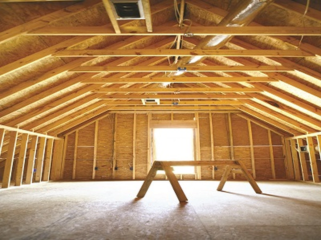 Toit intérieur d'une maison en bois